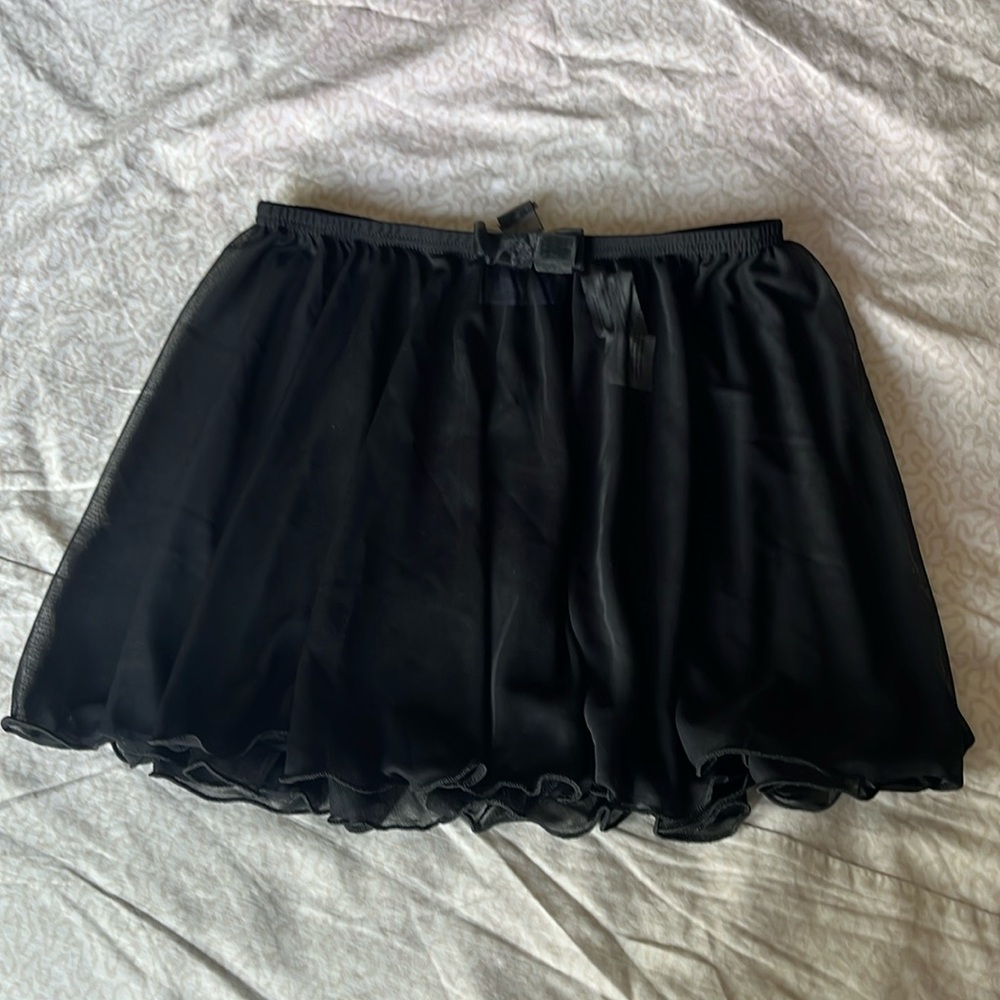 C Capezio girls’ black chiffon skirt in size large